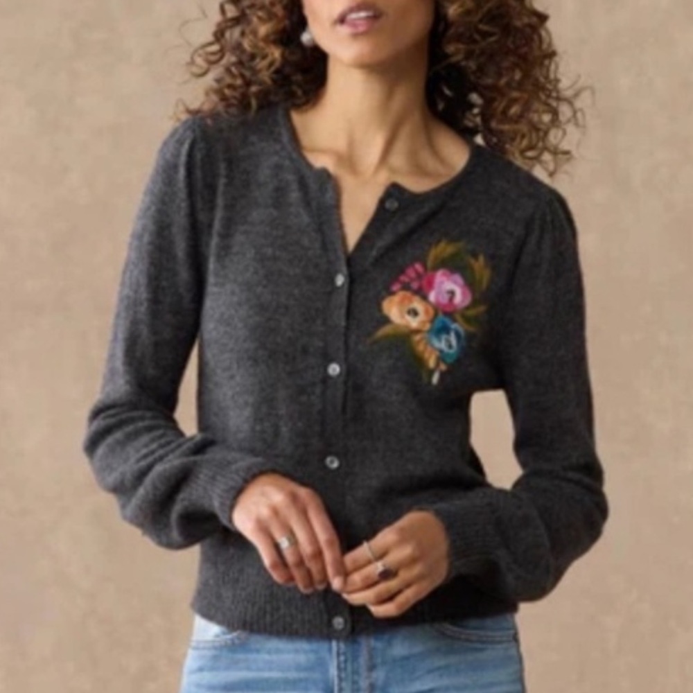 Whimsical BLOOMS 
SACCHARINE NEW YORK
CHARCOAL cardigan
